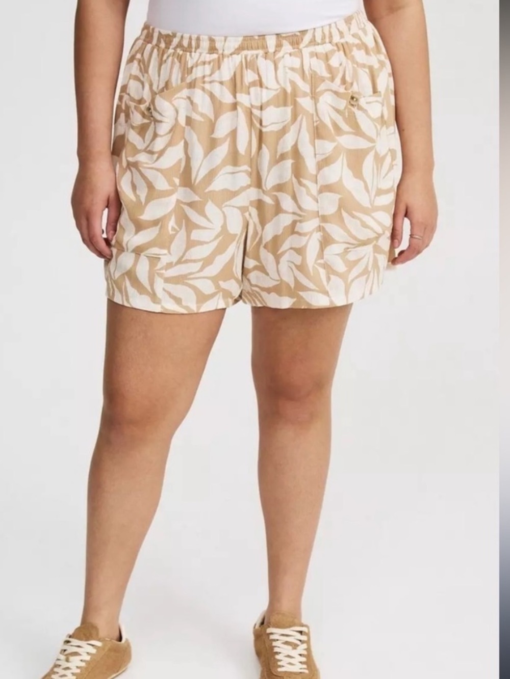 NWT Torrid High Rise Pull On Cargo Shorts 0X Tan White Leaf Print Summer Casua